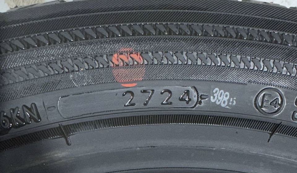 2x 215/50r17 Yokohama BluEarth Winter V906  95V XL 2024