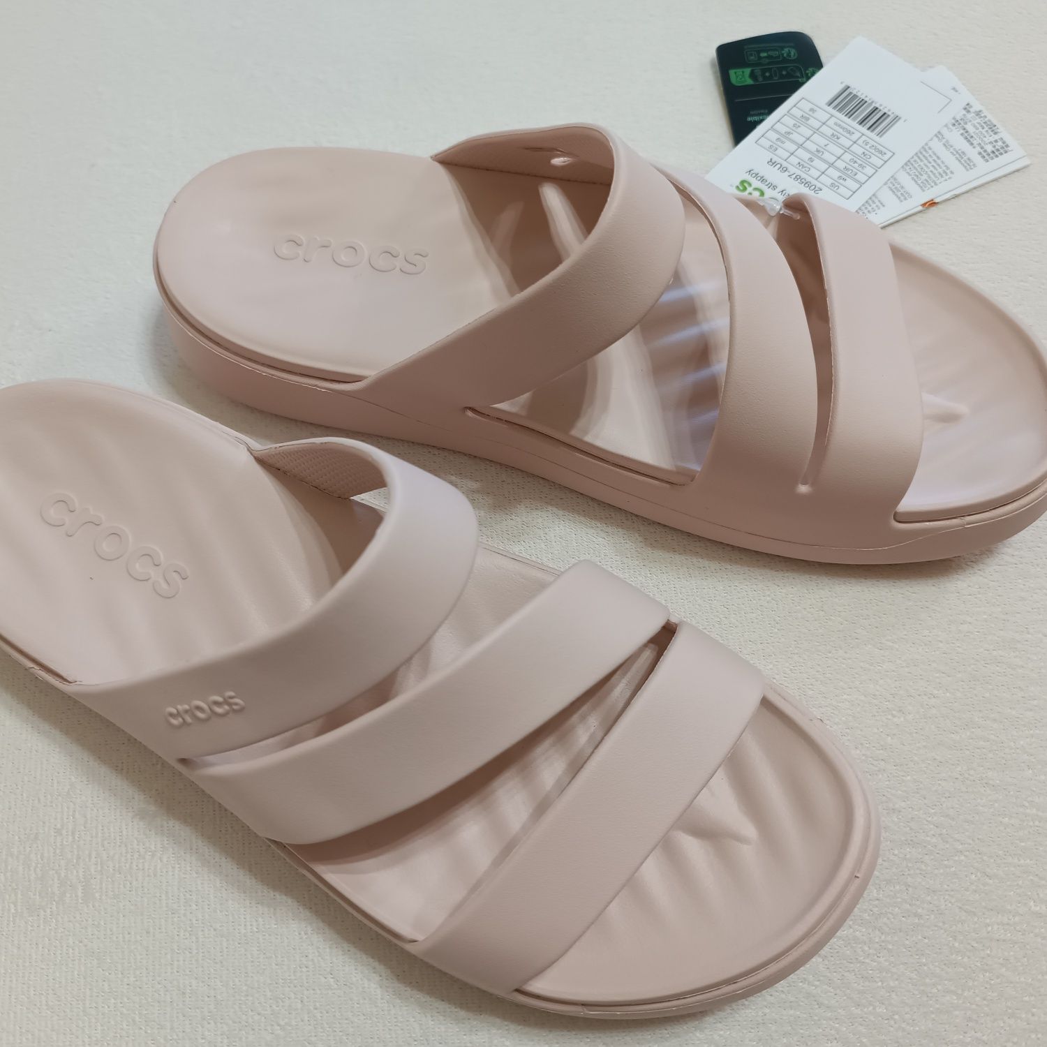 Женские шлепанцы Crocs Getaway Strappy Sandal Quartz цвет кварц.