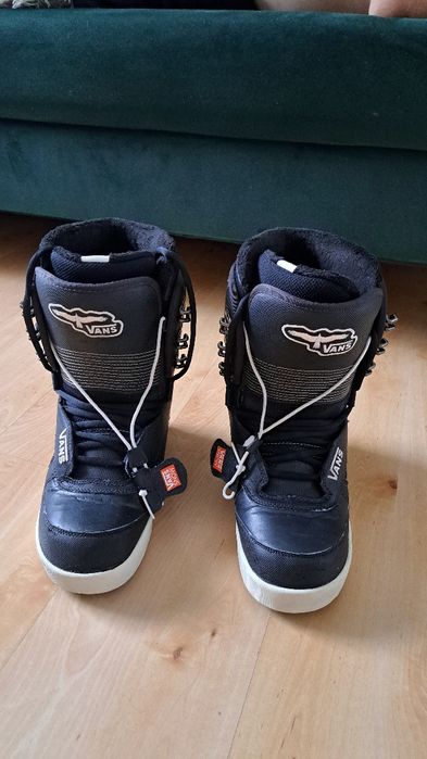 Sprzedam deskę snowboardową w komplecie z butami, kaskiem i goglami.
