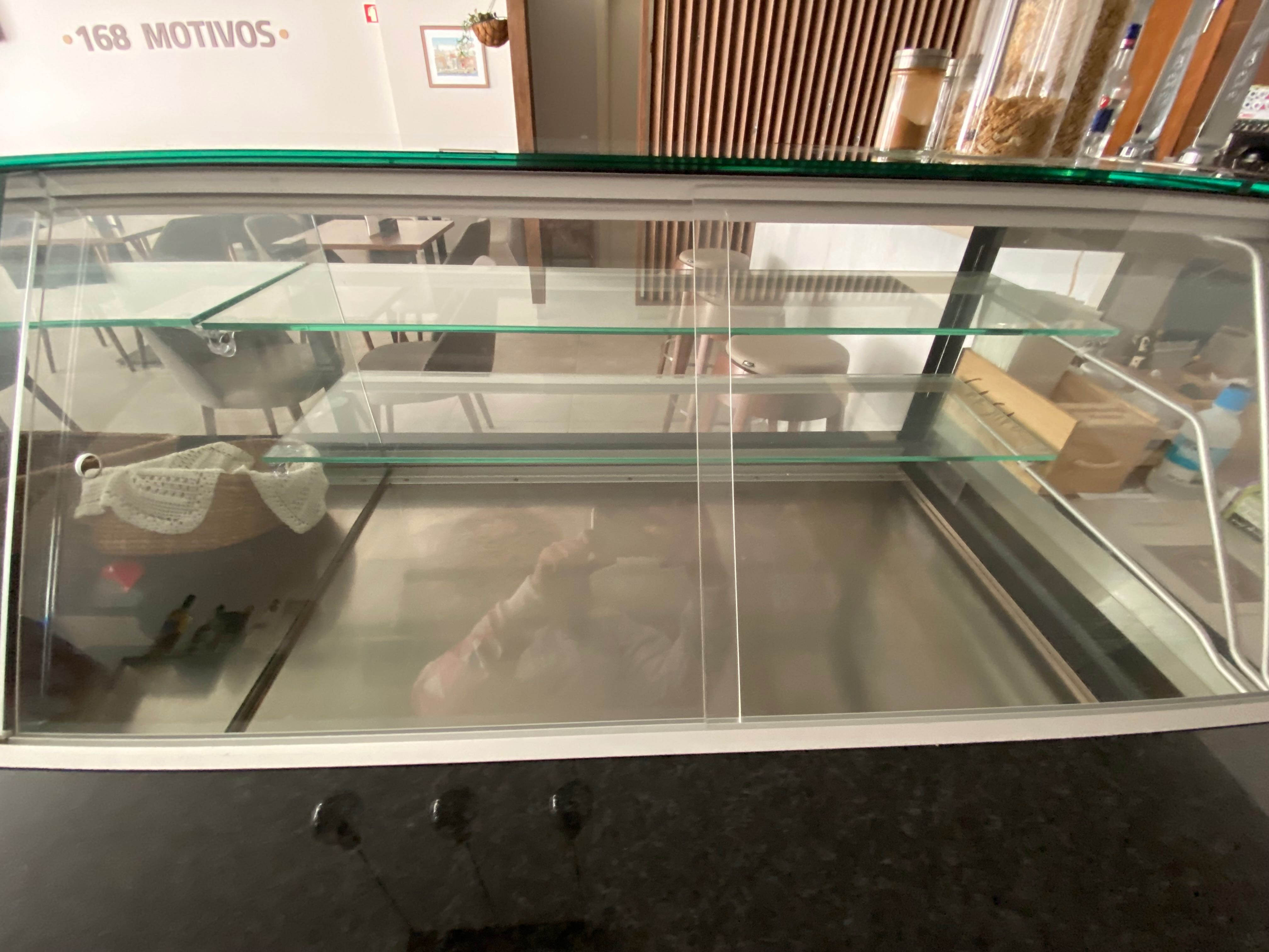 Vitrine de pastelaria neutra