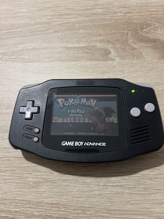 Gameboy Advance + Pokemon Fire Red