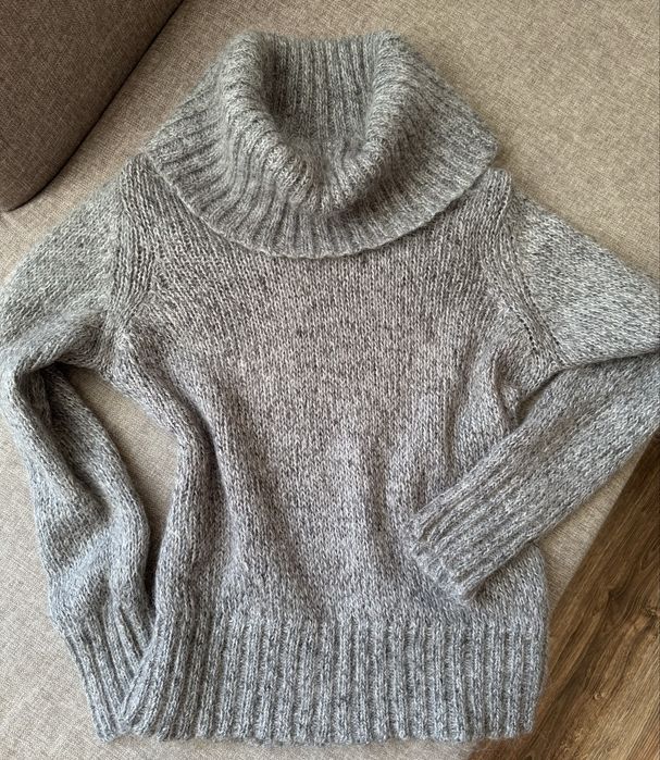 Теплий жіночий светр