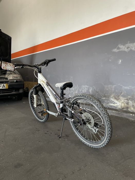 Bicicleta merdia de criança