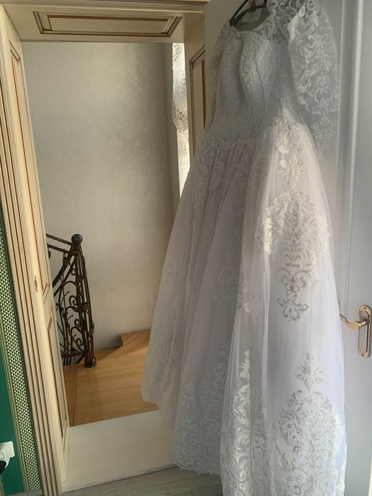 нове весільне плаття + довга фата