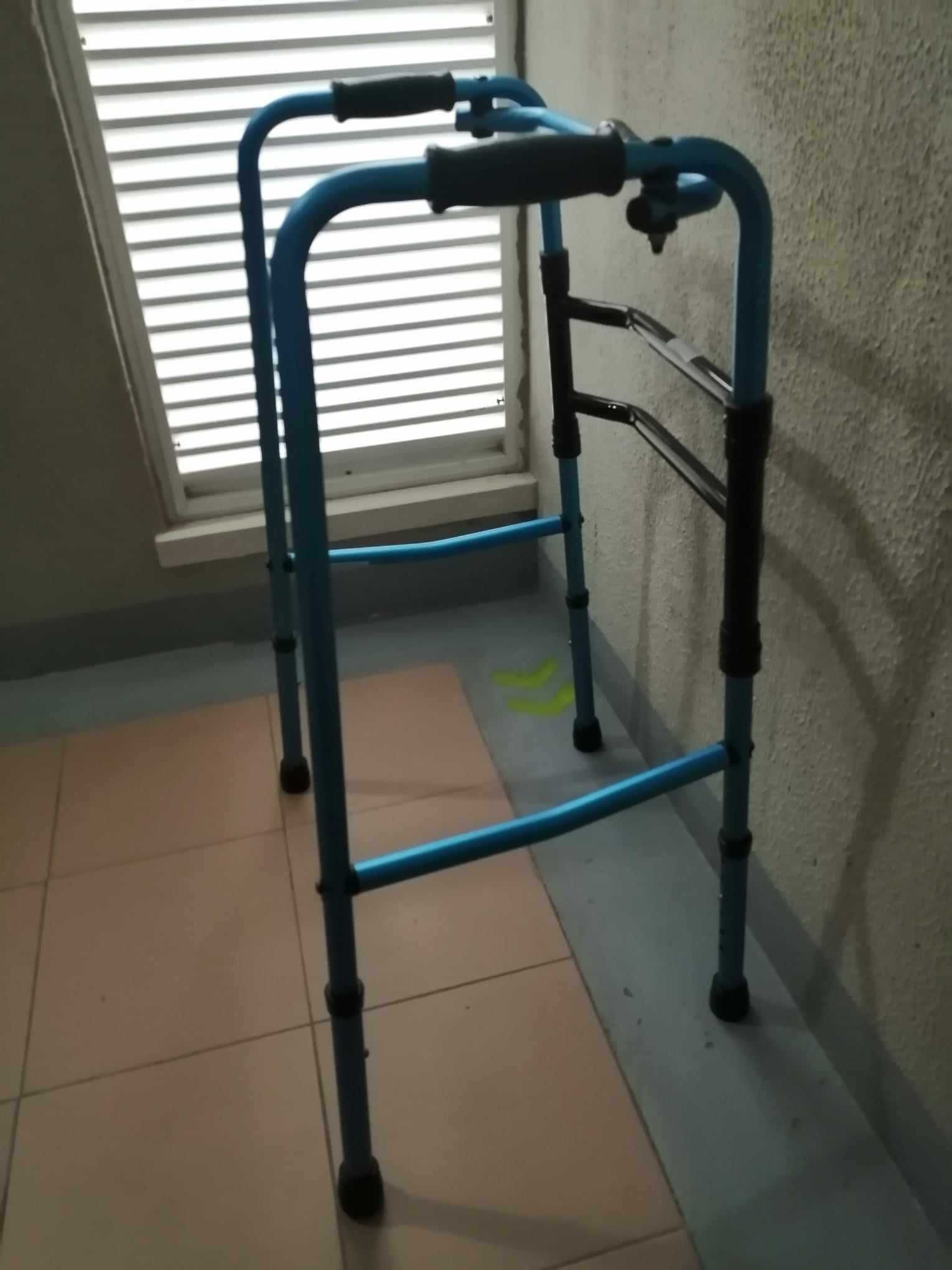 Andarilho articulado regulável em altura / Height-adjustable walker