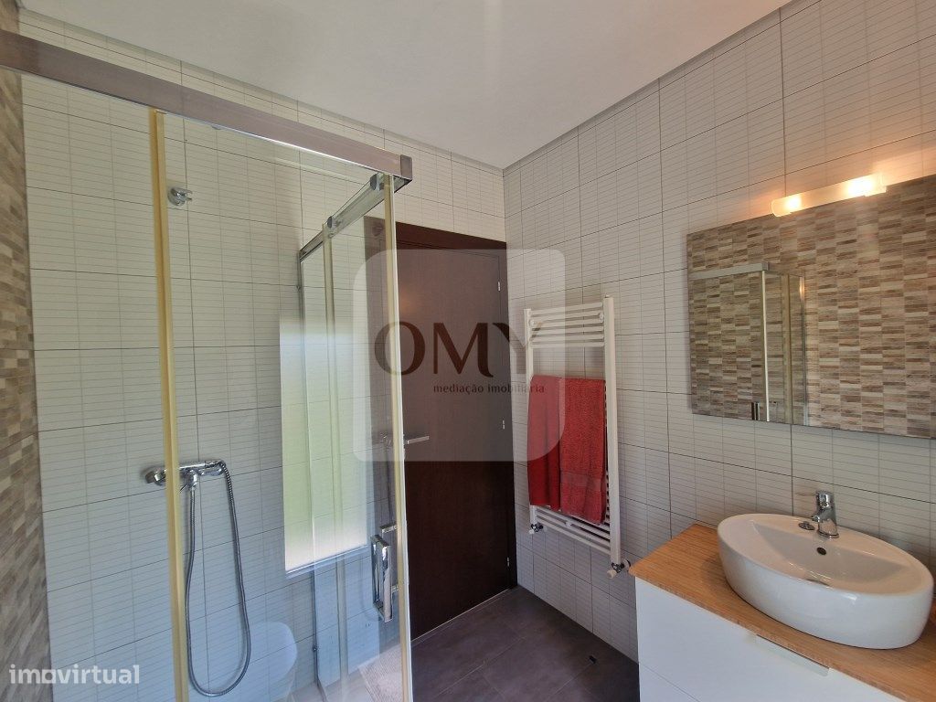 Moradia T3+1 de arquitetura moderna em Torneiros, Vila Real