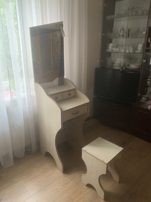 Комод, стіл для макіяжу