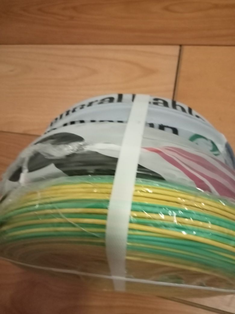 Fios para iluminação e tomadas.