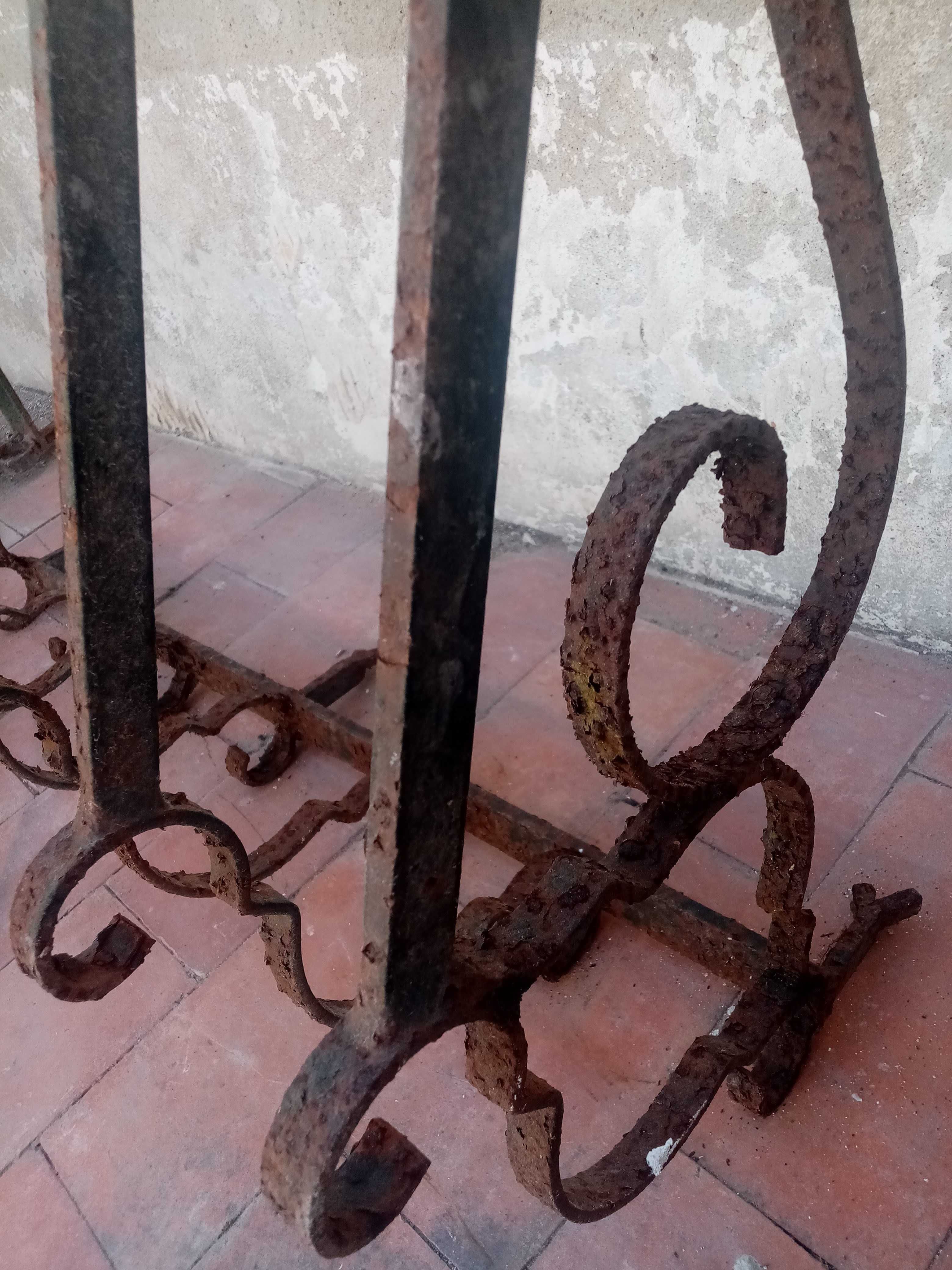 grades antigas de ferro para janela, a precisar de restauro