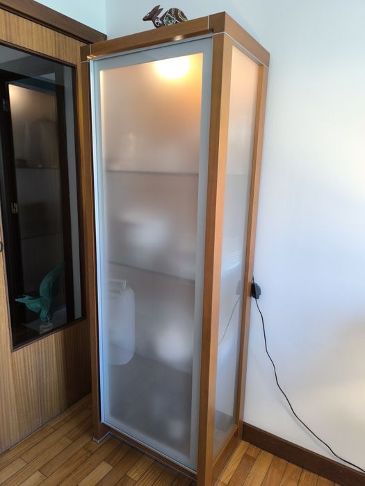 Vitrine com iluminação com 3 prateleiras em vidro temperado