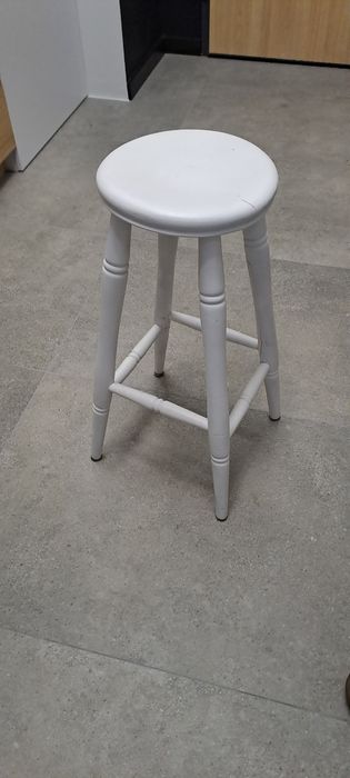 Stołek drewniany, lite drewno, biały mat.