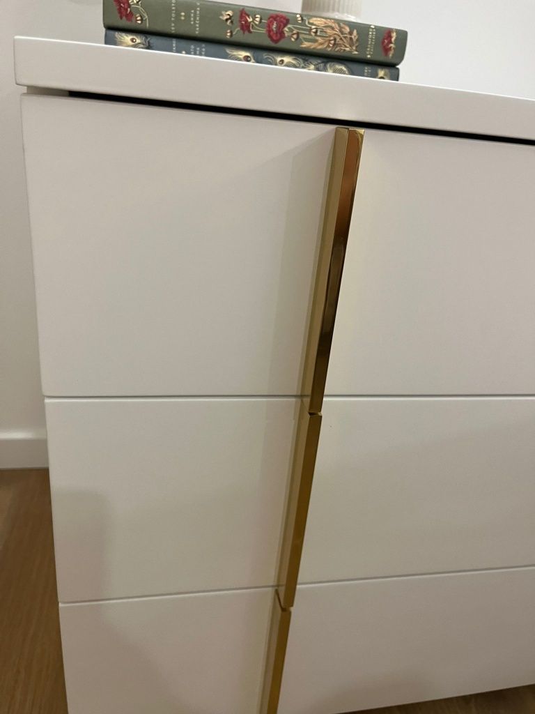 Mesa cabeceira com inox dourado