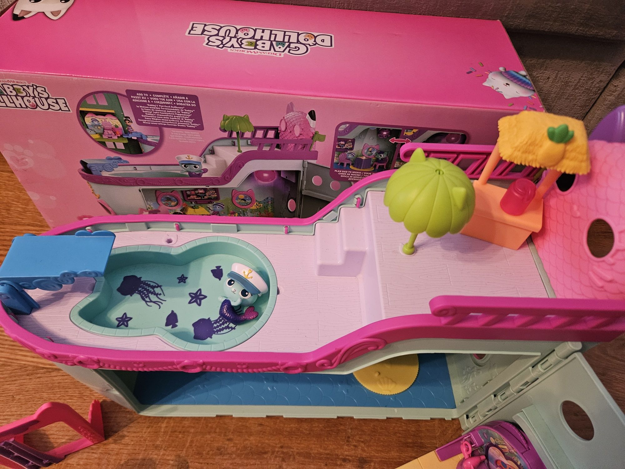 Barco da Gabby's Dollhouse com duas janelas extra