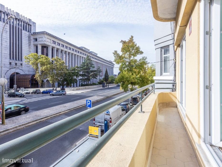 T3 com suíte e varanda em plena Av. João XXI