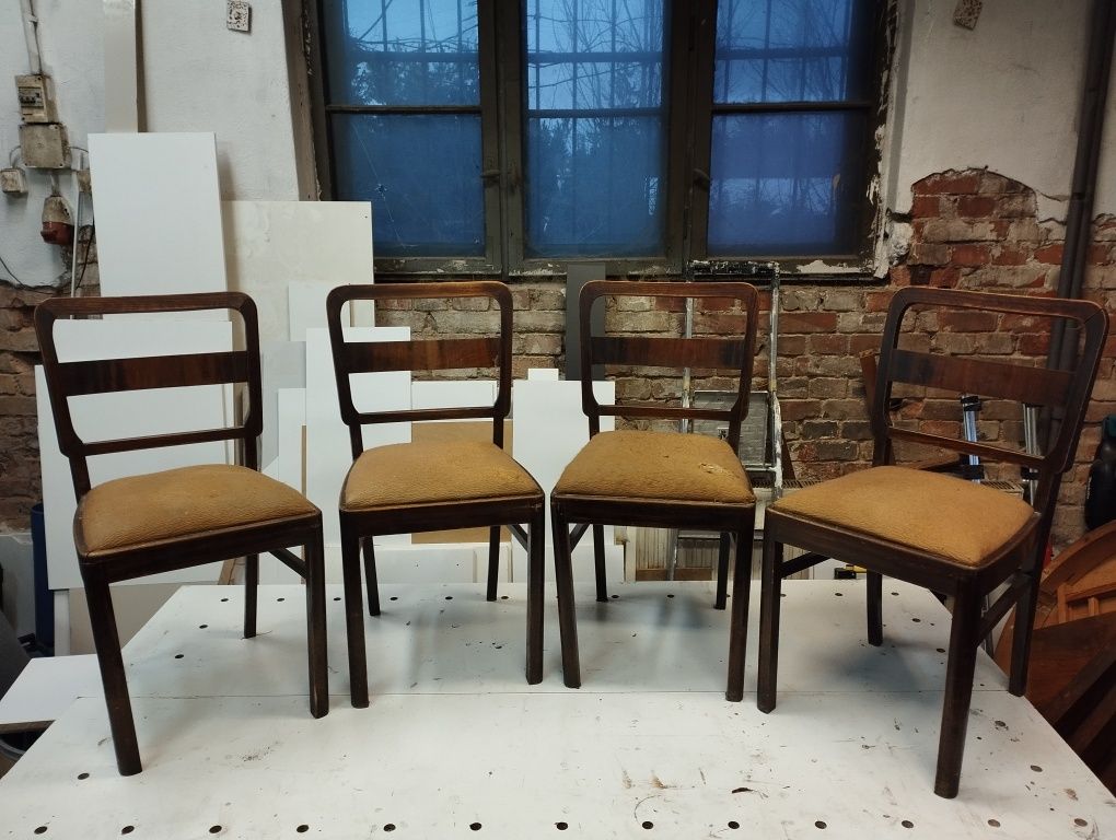 Krzesła z okresu międzywojennego do odnowienia.