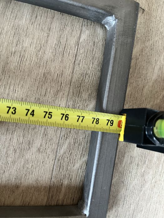 Metalowy wieszak ścienny na ubrania