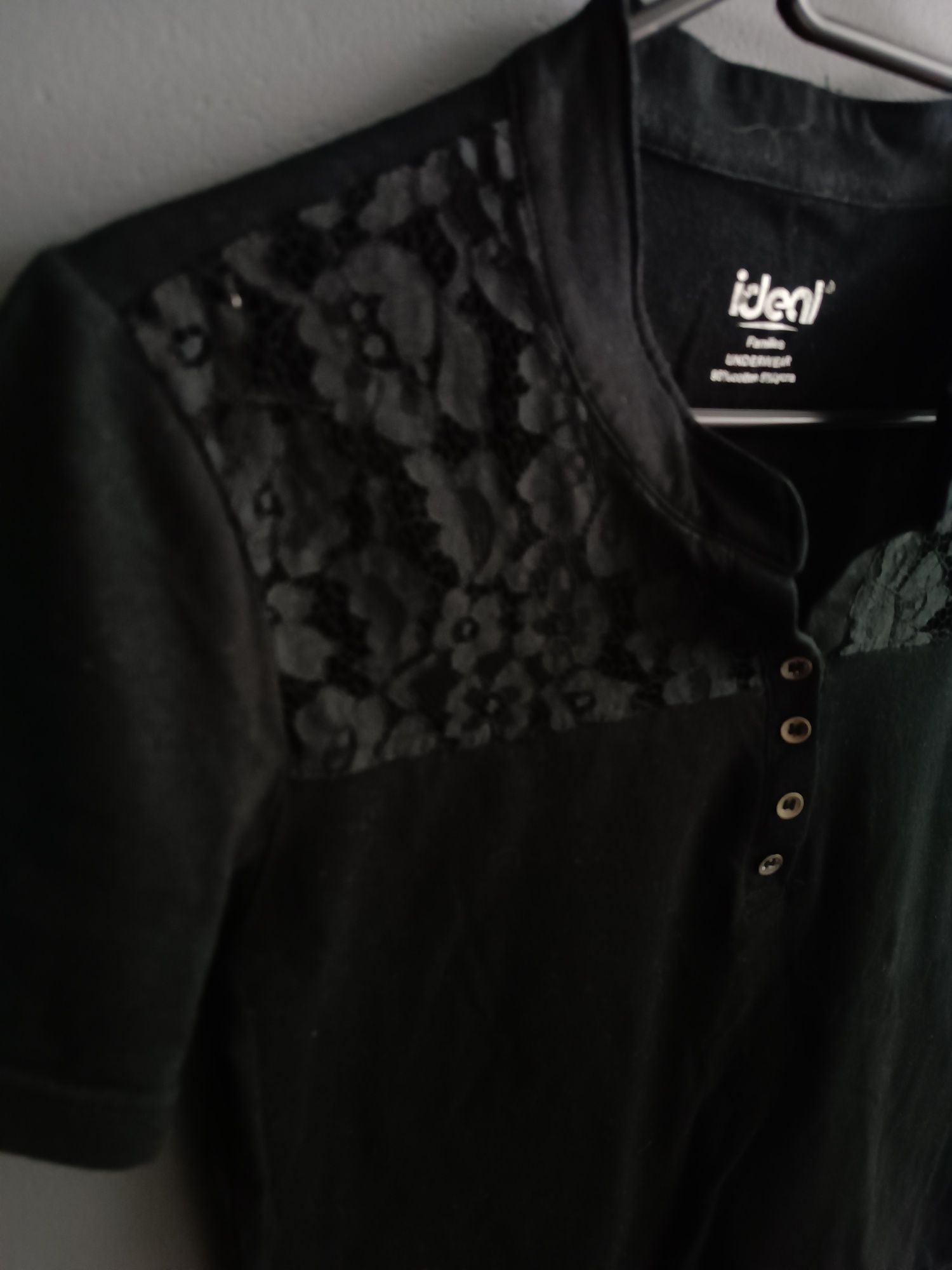 Czarna bluzka z krótkim rękawem t-shirt zdobiony koronką