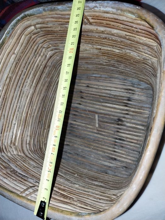 Cesto de verga ( não sei se é bambu fininha) e metal dourado( latão gr