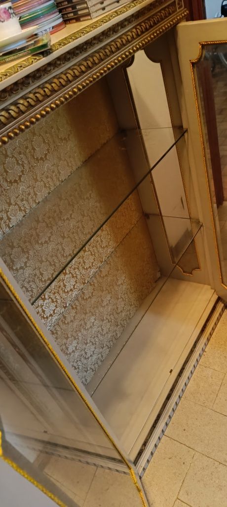 Móvel vitrine com prateleiras em vidro