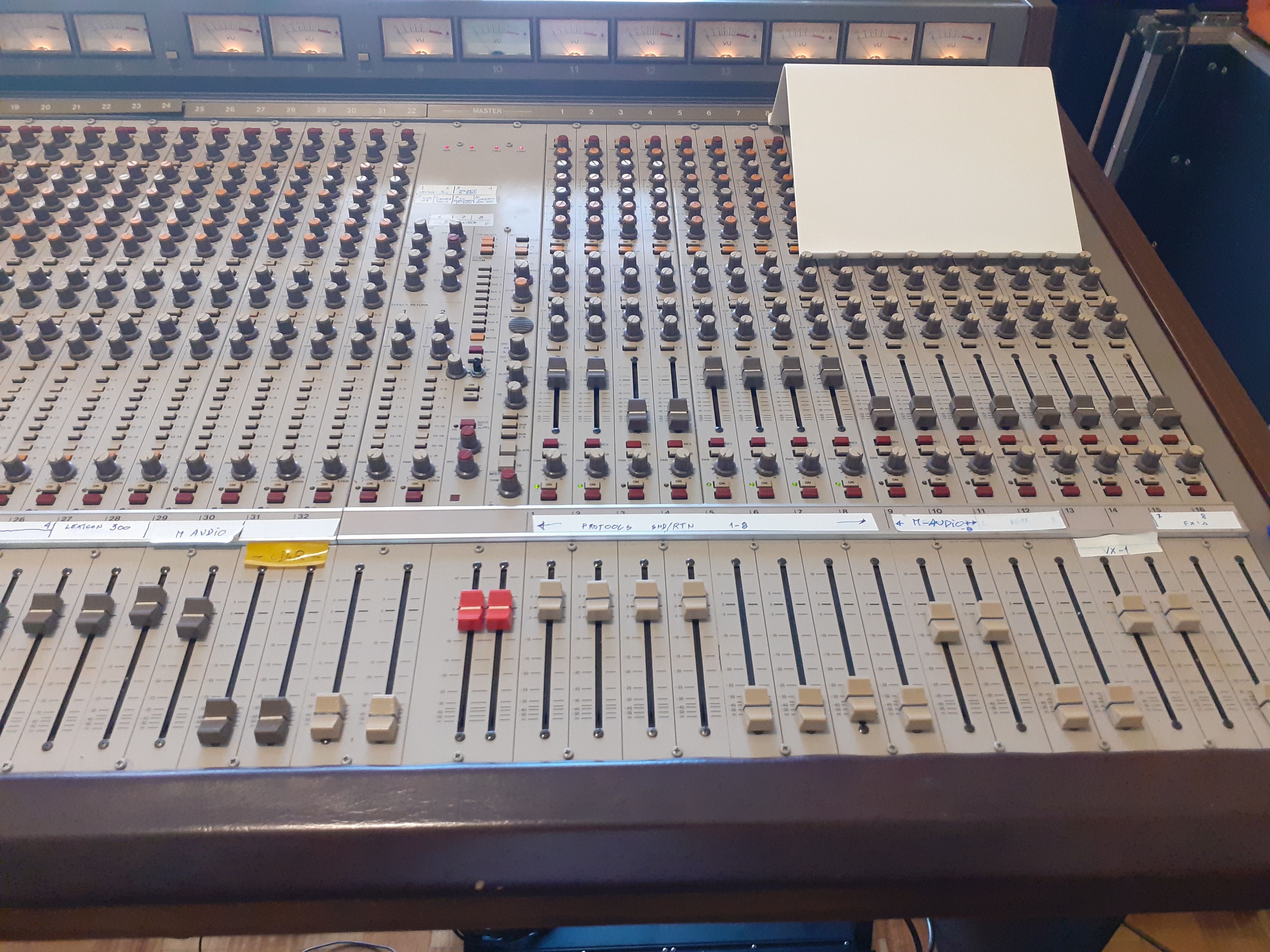 Tascam M-600, mesa de mistura analógica 'vintage' 32 canais/16 grupos