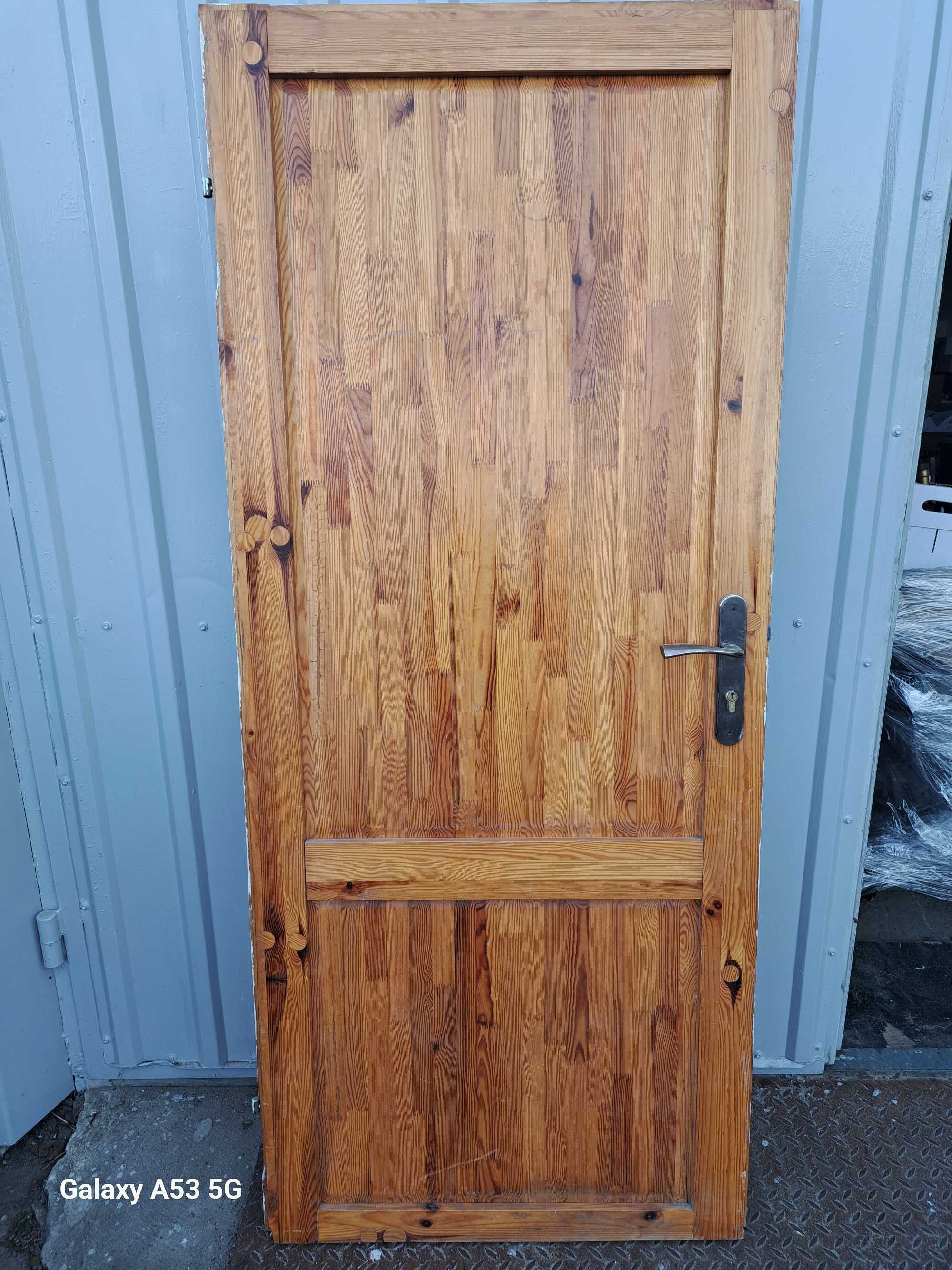 Drzwi drewniane prawe z klamką