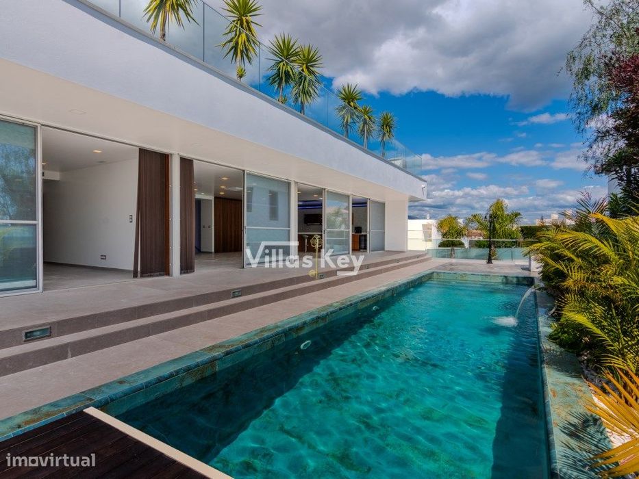 Moradia de Luxo Contemporânea com Vista Mar e Piscina em Lagos