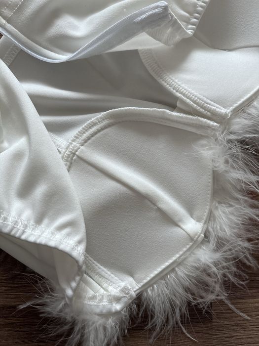 Biały krótki top z piórami S 36