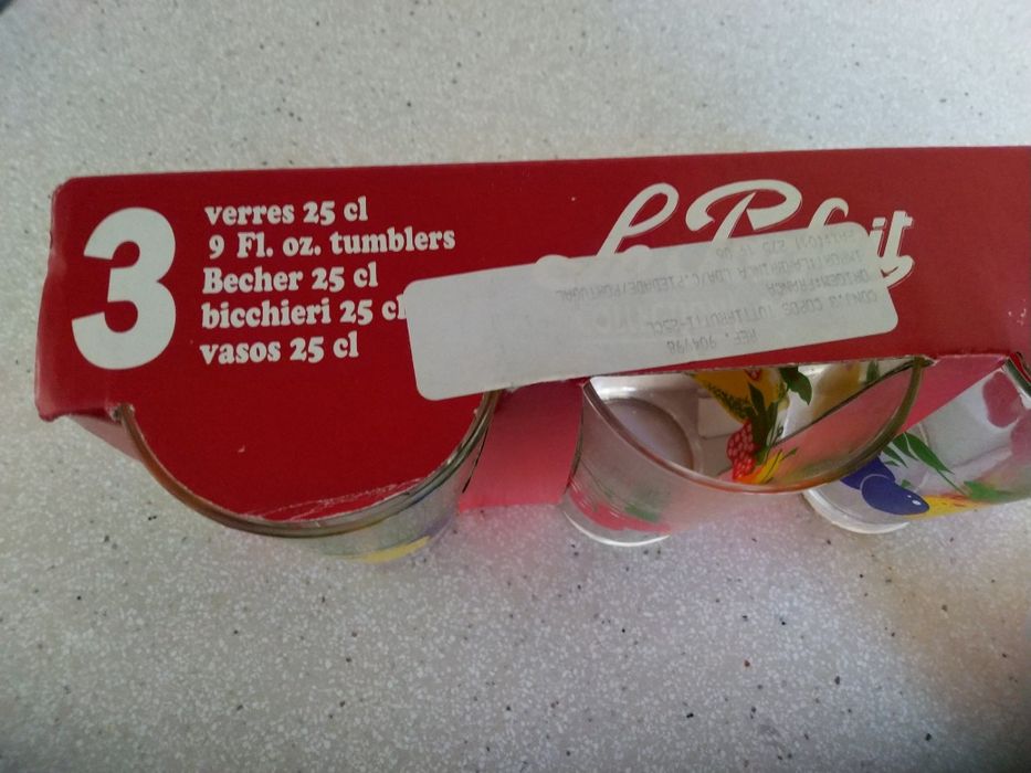 Conjunto de 3 copos de sumo 25cl e frasco de vidro - 7,50€ cada artigo