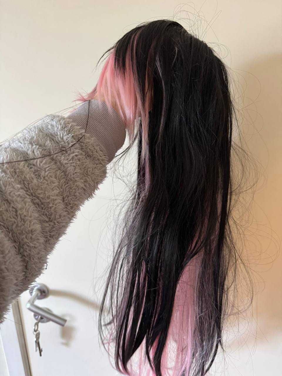 Peruca longa preta e rosa