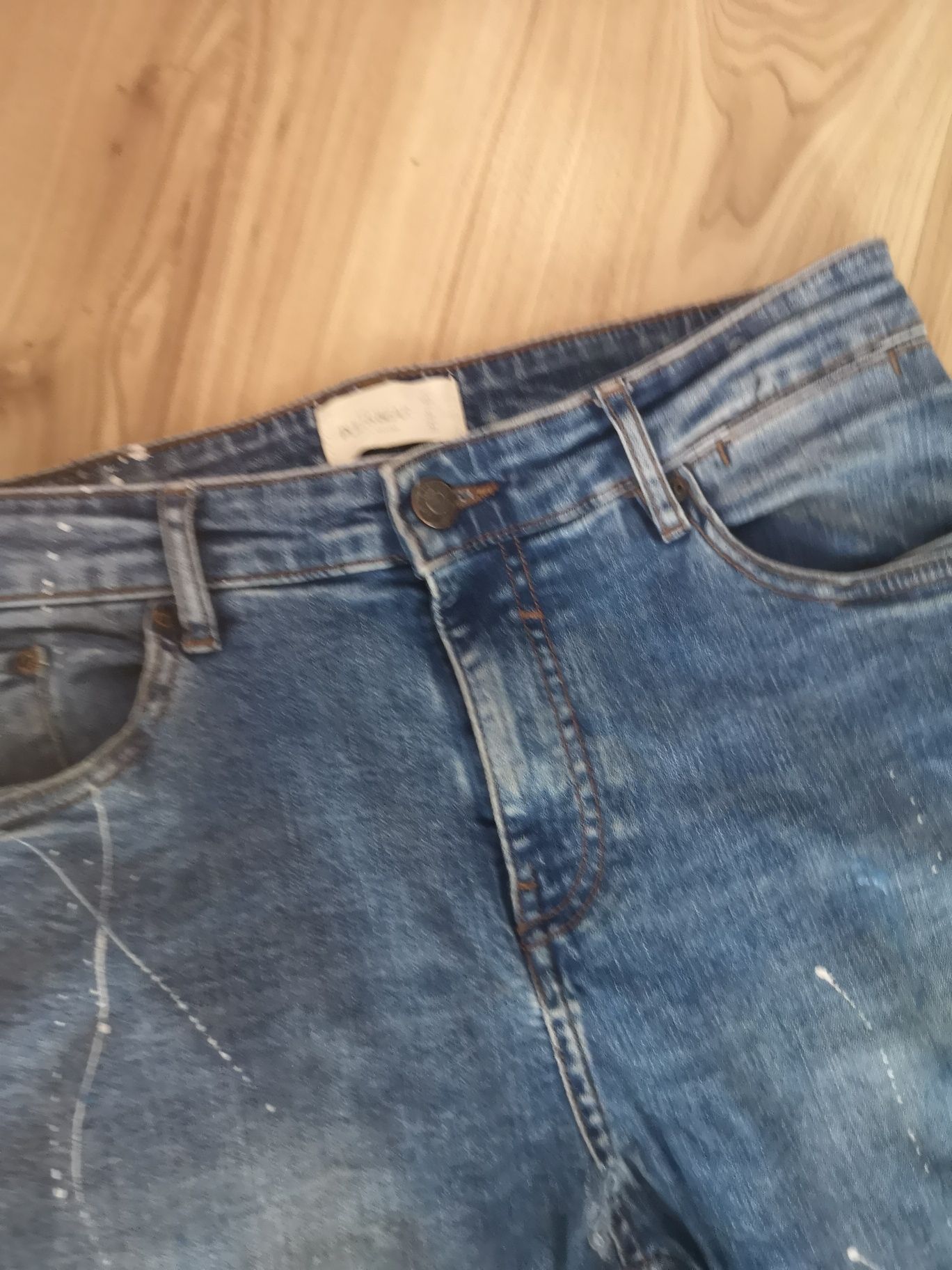 Spodnie dżinsowe z przetarciami jeansy z rozdarciami damskie Pull Bear