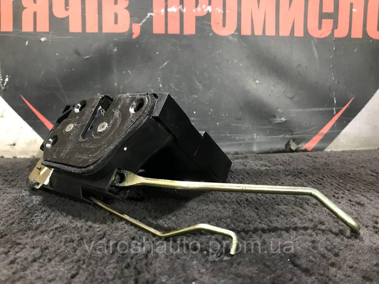 Замок двері передній правий Hyundai Coupe (GK) 813252C000 5224