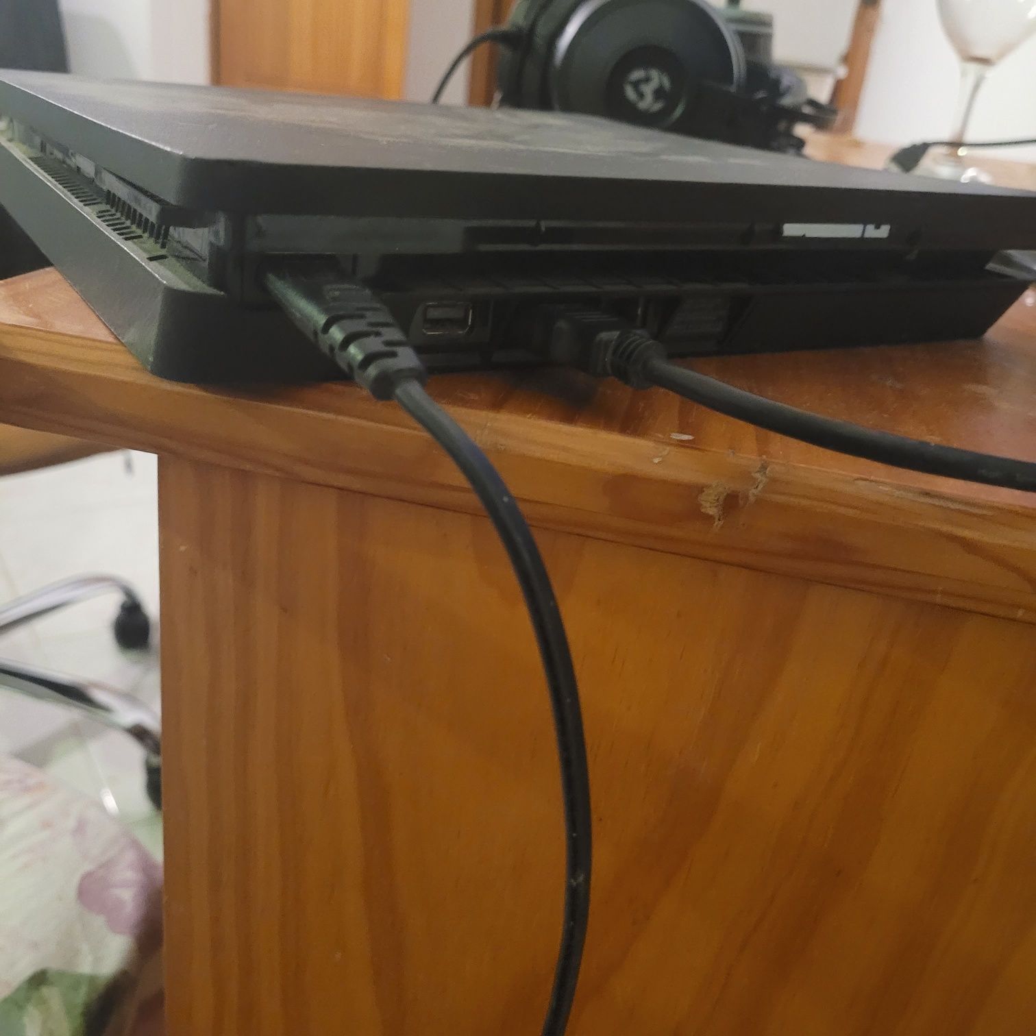 Vende se ps4 slim