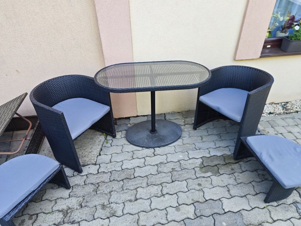Zestaw mebli ogrodowych technorattan – 2 fotele, 2 pufy, stół