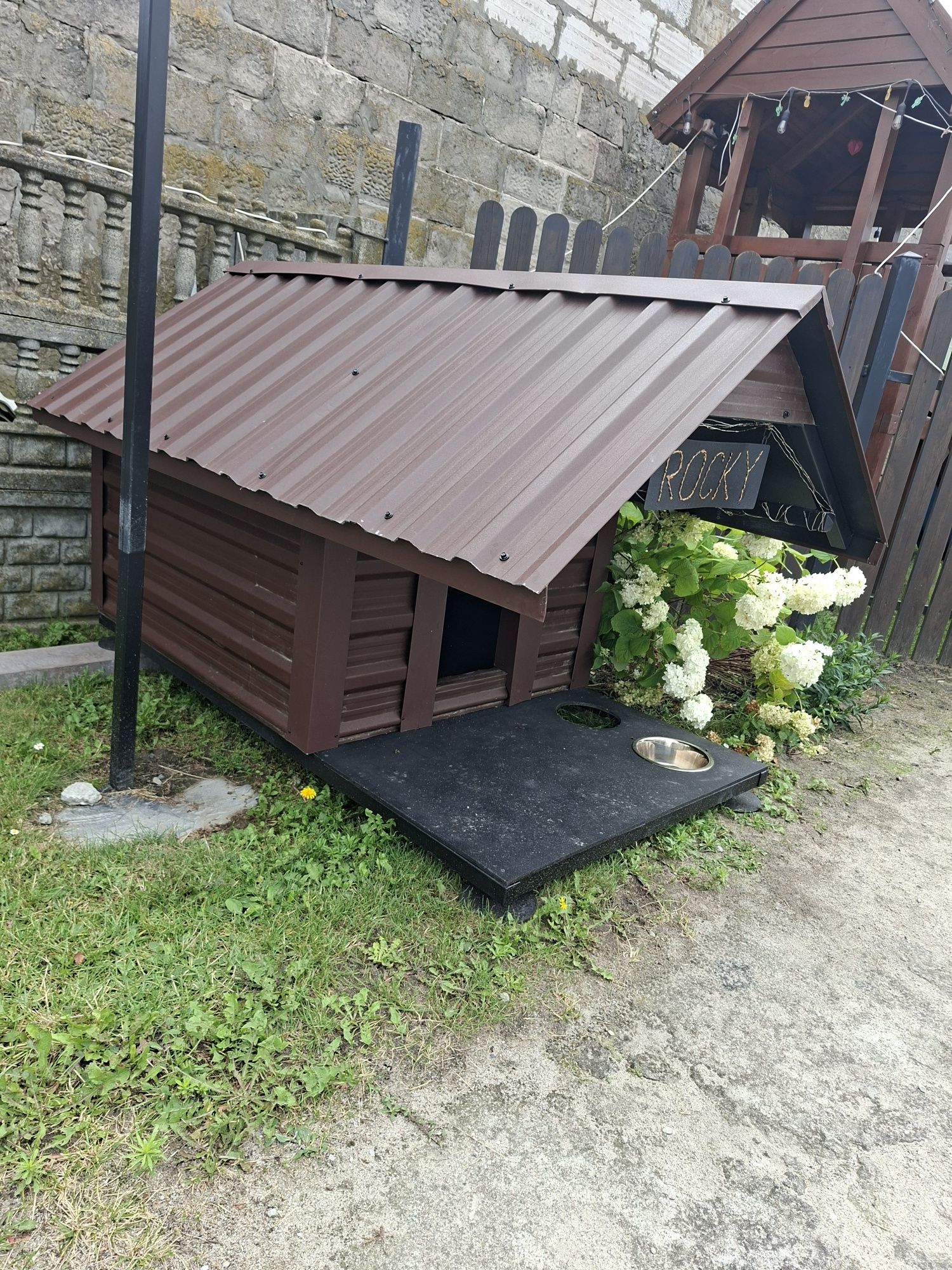 Buda dla psa z tarasem