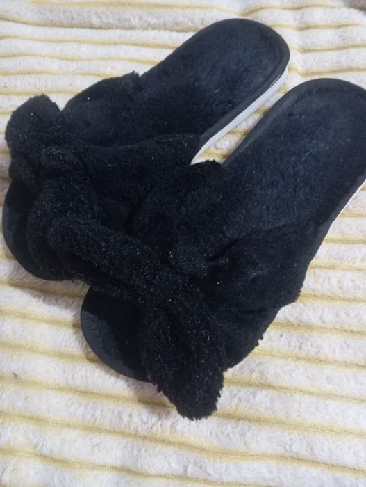 Damskie czarne kapcie