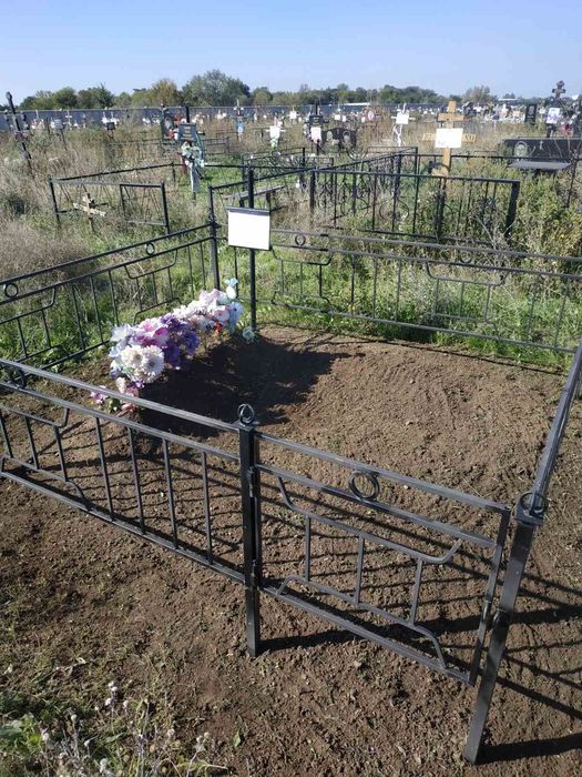 Уборка могил, покраска оград.