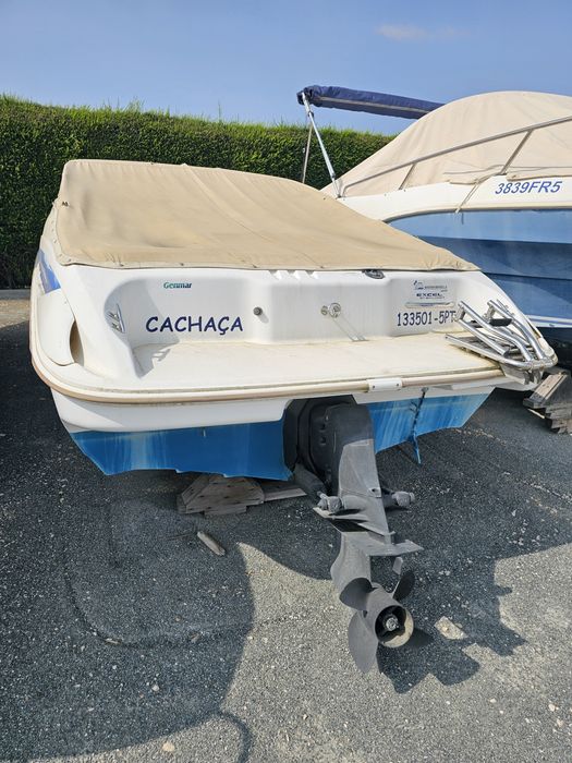 Lancha cabinada (primeiro registo 2015).