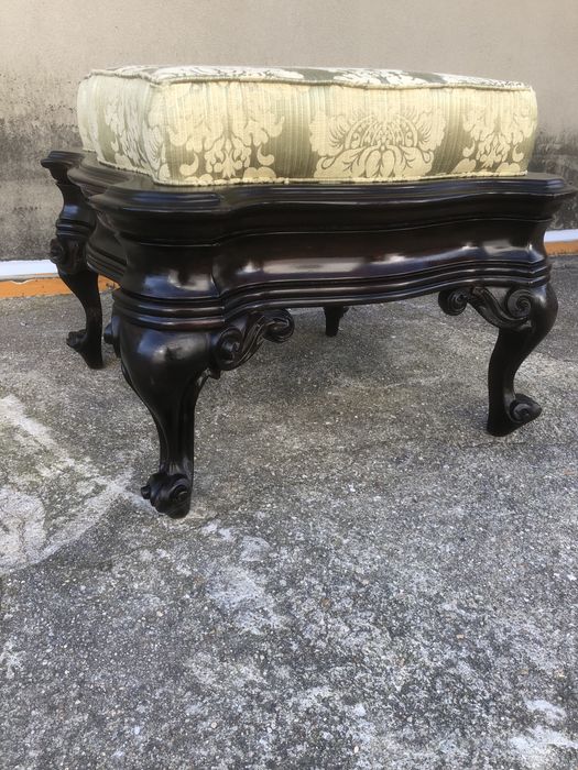 Banqueta de apoio de sofá ou cama. Estofo de época e madeira maciça