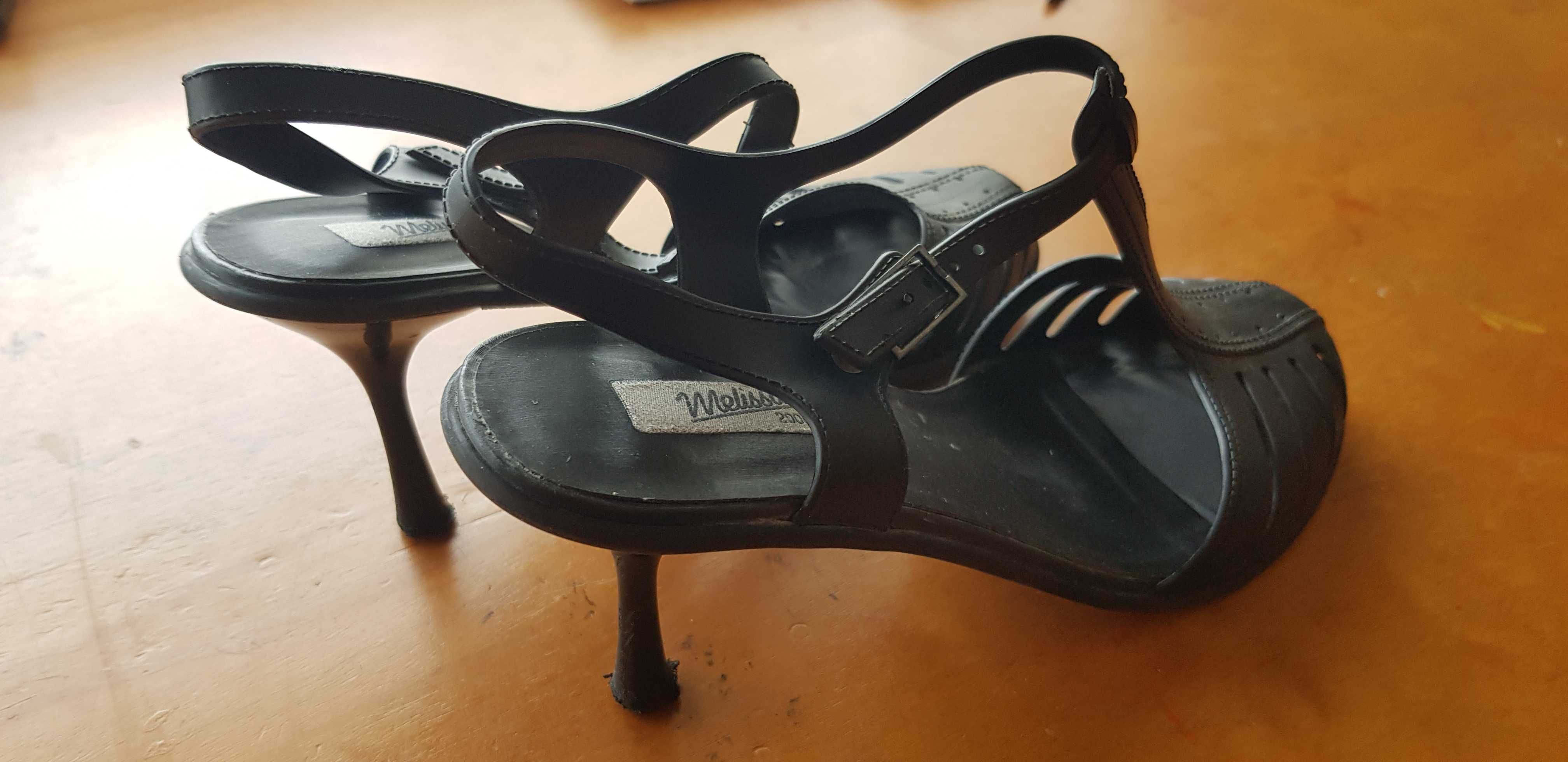 sandálias de senhora pretas