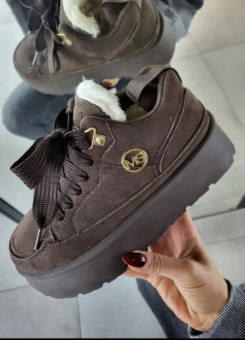 Sneakersy futerko na platformie