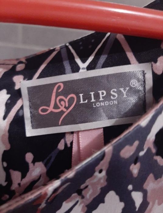 Нарядна брендова яскрава абстрактна рожева міні сукня плаття від Lipsy