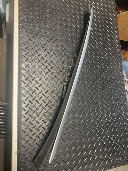 Listwa słupka szyby lewa Mercedes W 208 kod lakieru 744.