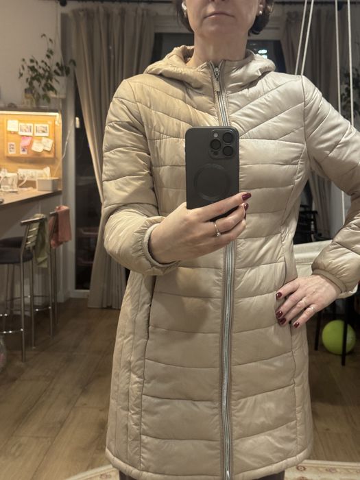 Продам легкий пуховик розміру М-Л в гарному стані