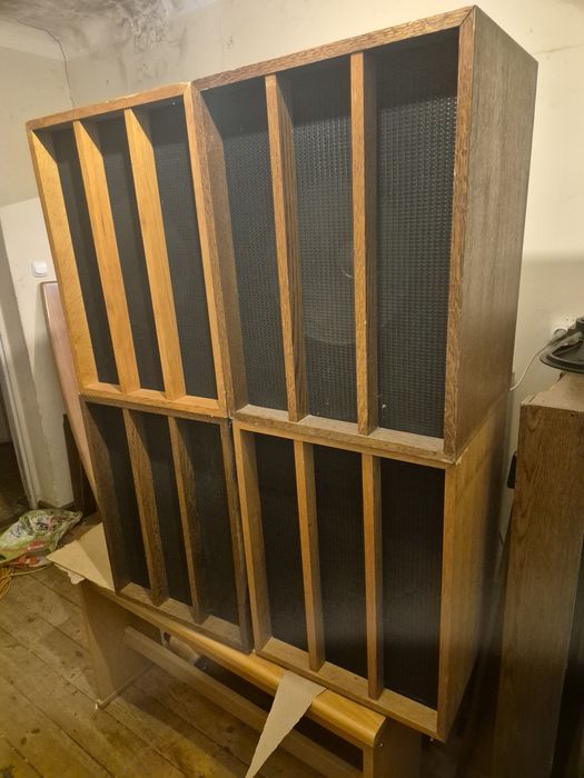 Kolumny glośnikowe do organów  kościelnych.