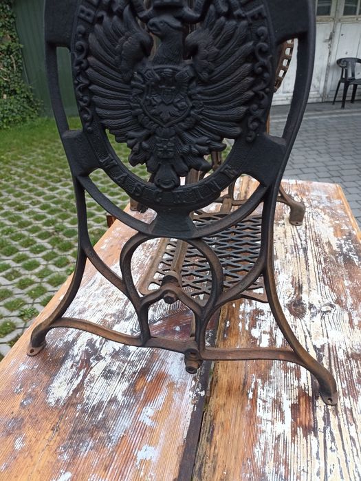 Stolik z blatem na żeliwnych nogach