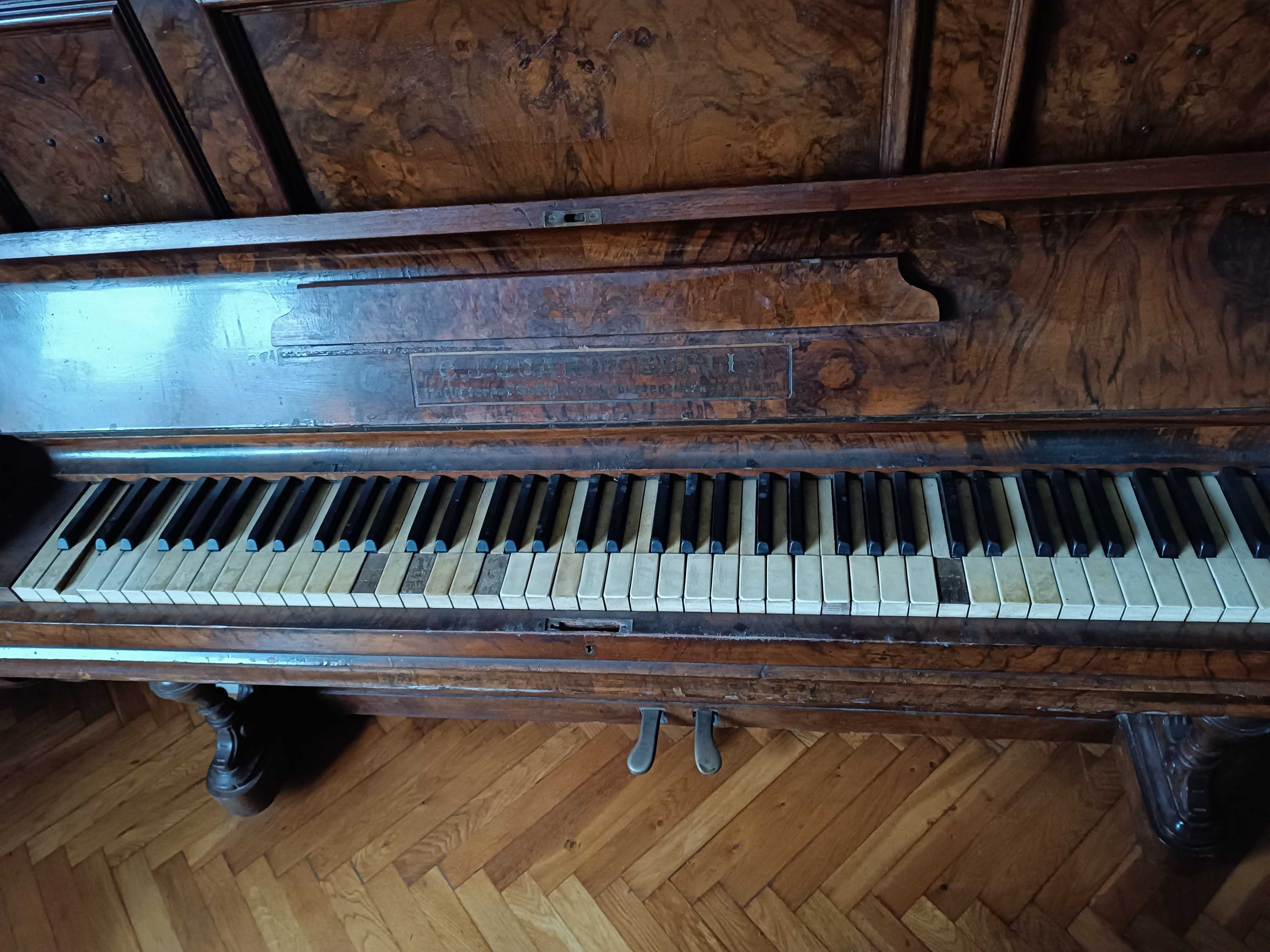 Pianino stare, drewniane