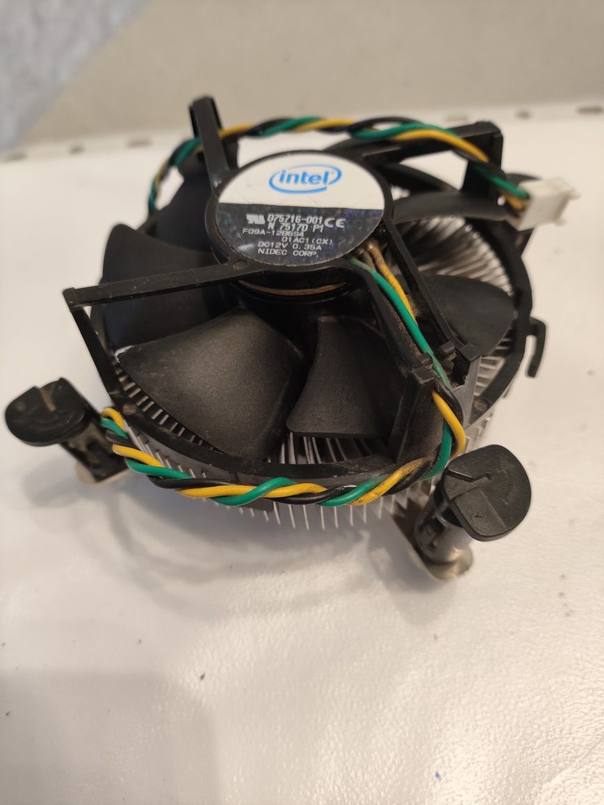 Кулер Intel d75716-001 рабочий б у