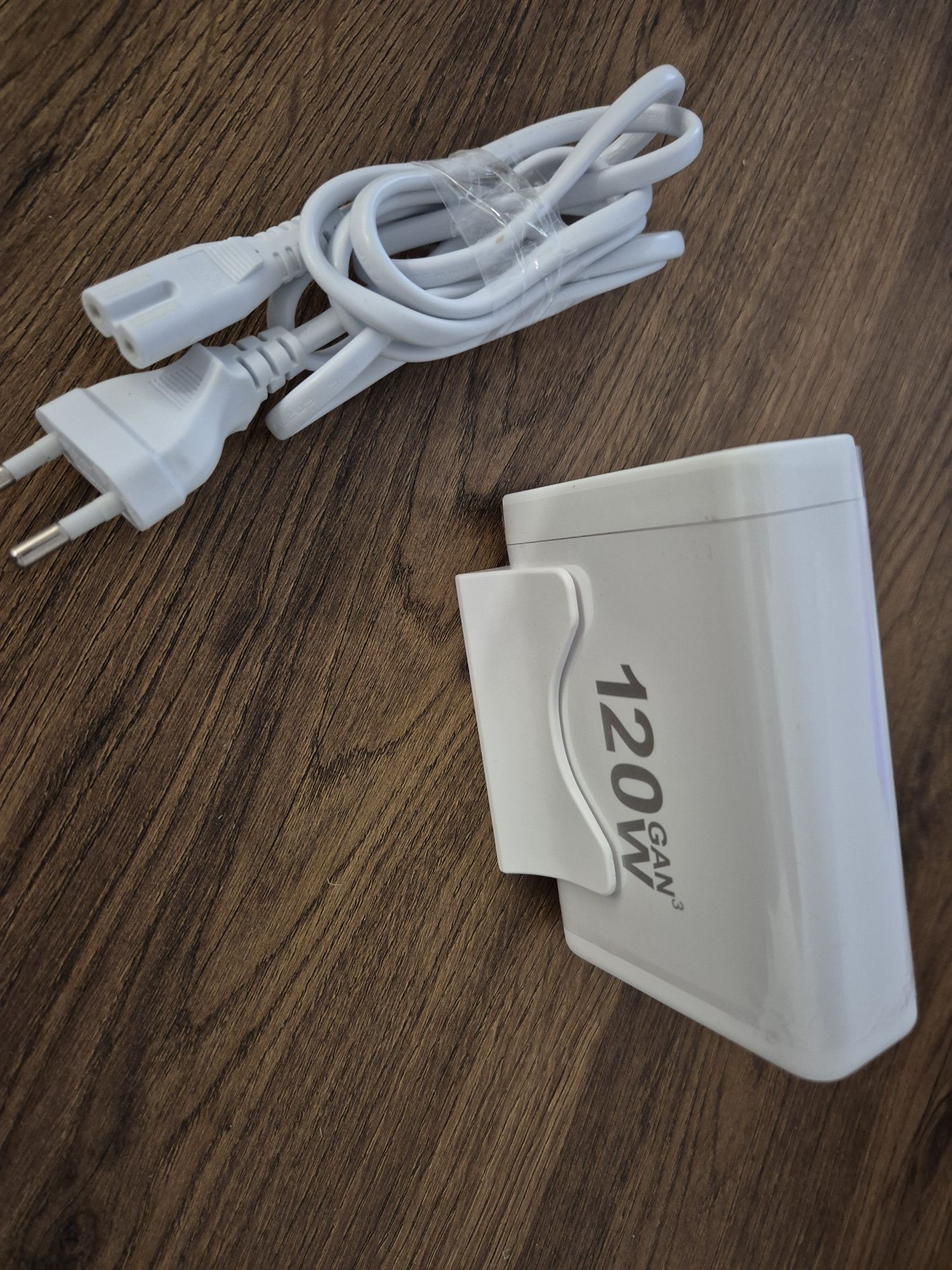 Carregador multi-portas de 120W com tecnologia GaN 3