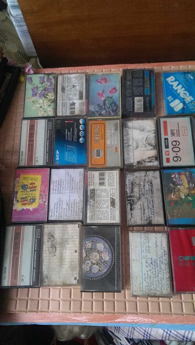 Лот аудио кассет  ящичек- цена за все 350гр.