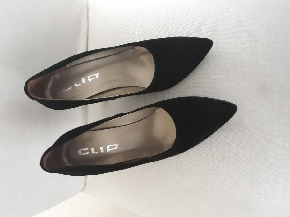 Sapatos em.pele de camurça pretos NOVOS